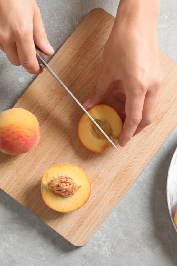 slicing peaches