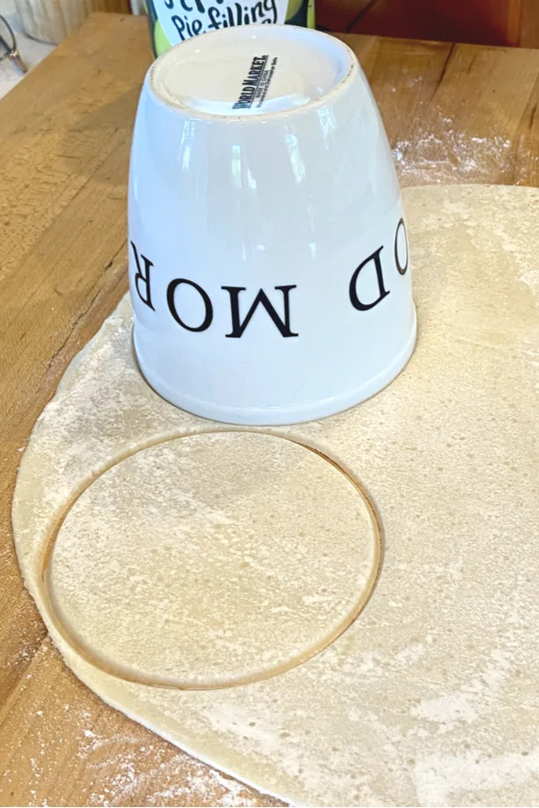 cutting round circles in pie crust dough