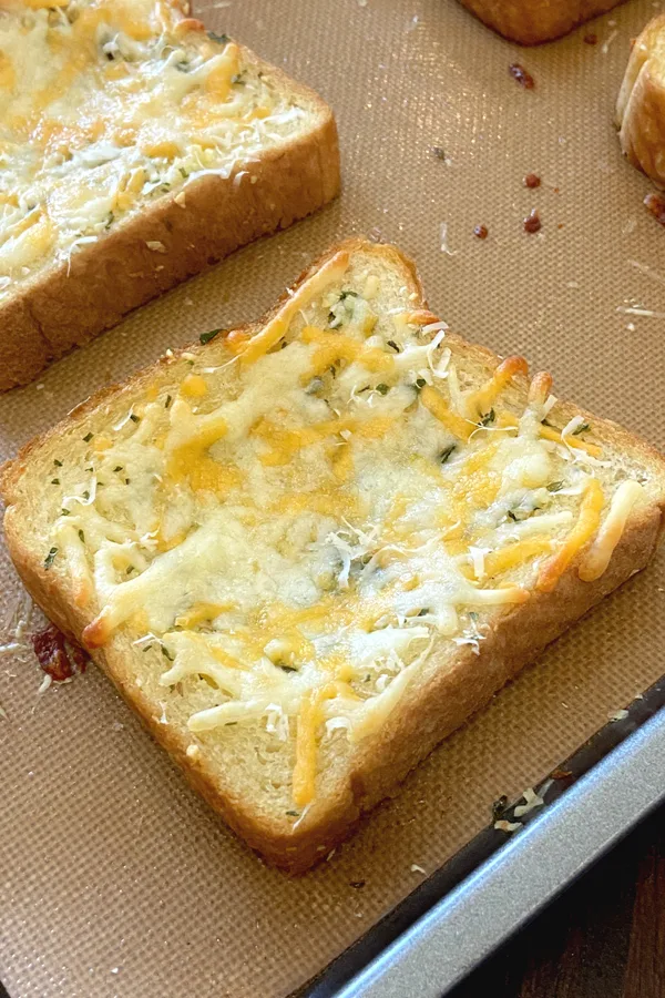 garlic bread with cheese
