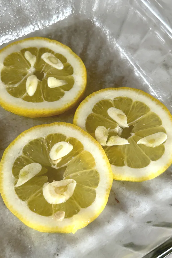 sliced garlic on lemon slices