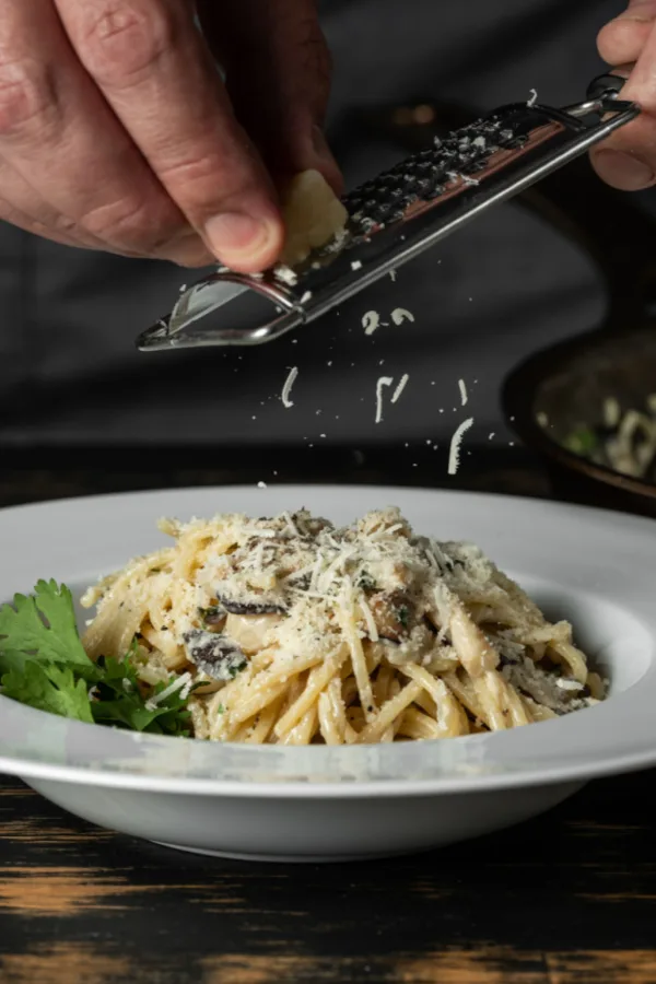 spaghetti carbonara with mushrooms