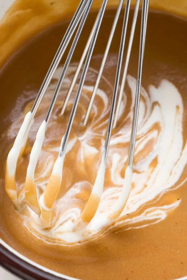 adding cream to gravy