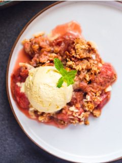 strawberry rhubarb crisp with ice cream