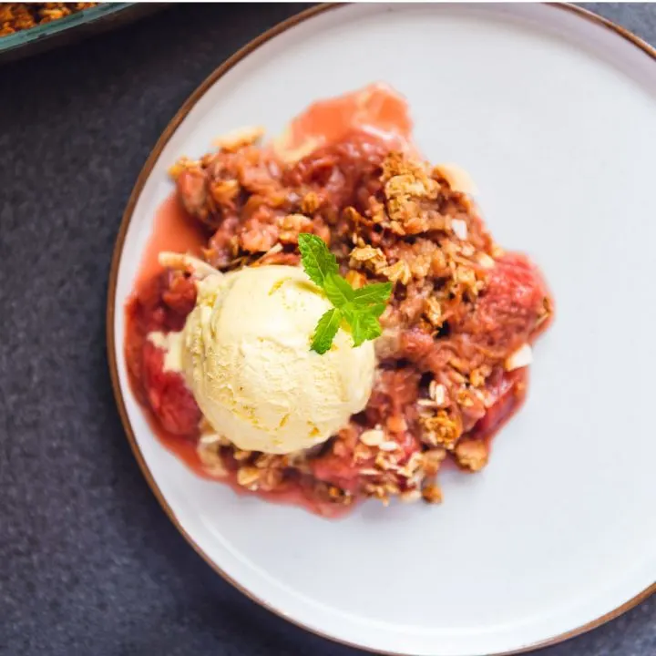 strawberry rhubarb crisp with ice cream
